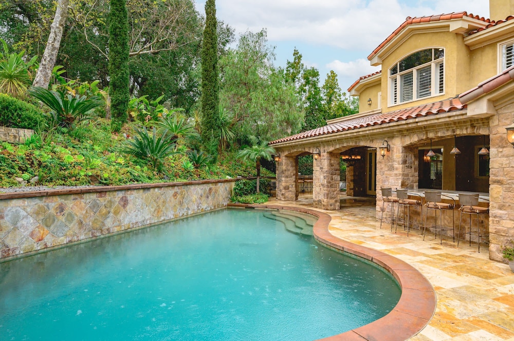 Luxury Villa w Pool Garden Outdoor Lounge