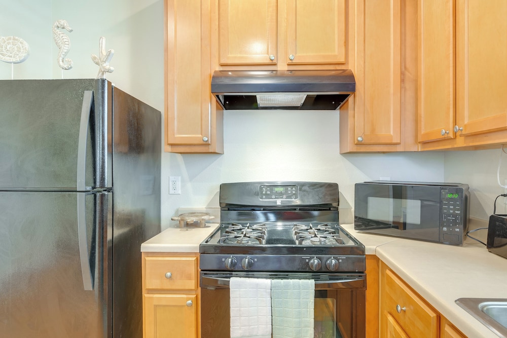 1/2 Mi to Galveston Beach Seawall: Retreat w/ Pool