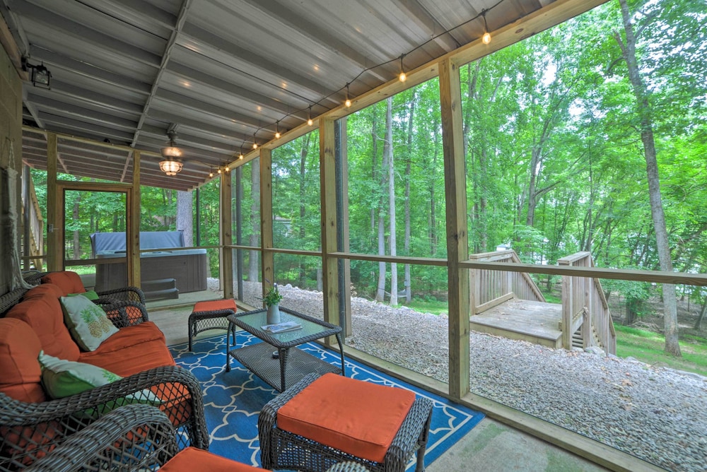Pristine Lake Barkley Escape w/ Deck, Porch & Bar! view 4