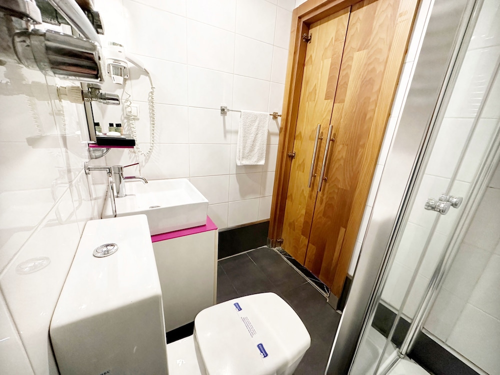 Black Art Otel - Image 43