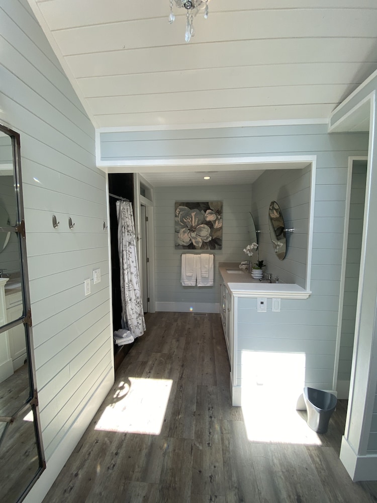 Kelowna Bed & Breakfast (CHATHAM HOUSE)