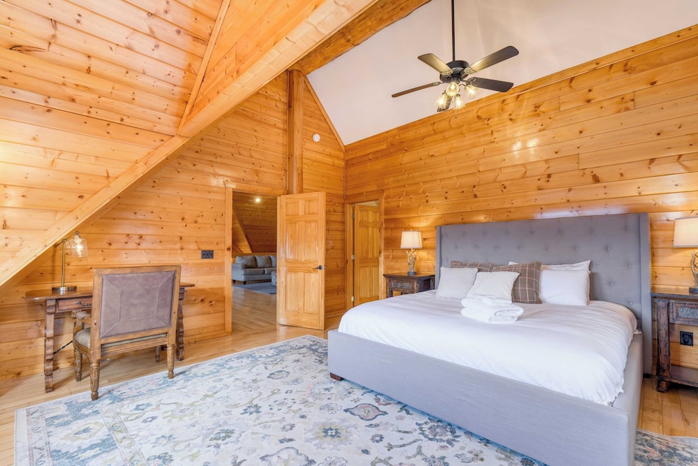 Pinnacle Chalet by Avantstay Luxury Cabin w/ Panoramic Views, Fireplace & Game Room