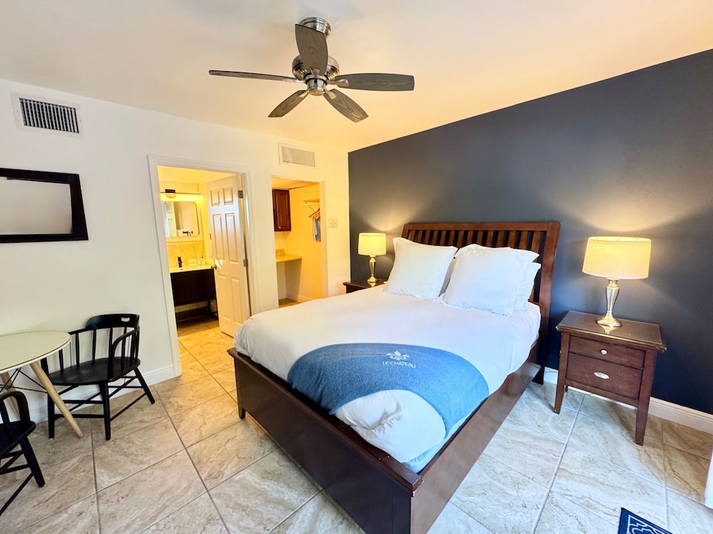 Islands Inn on the Drive - Aqua Serenity Suite - King Bed - A4