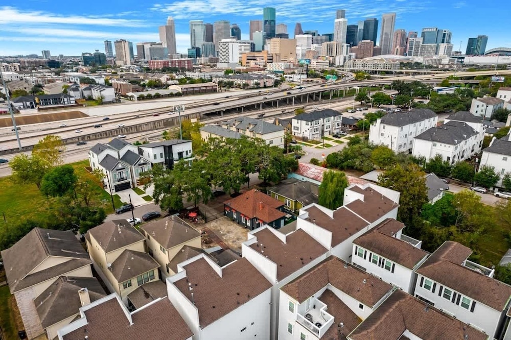 Houston 6 Bedroom Home