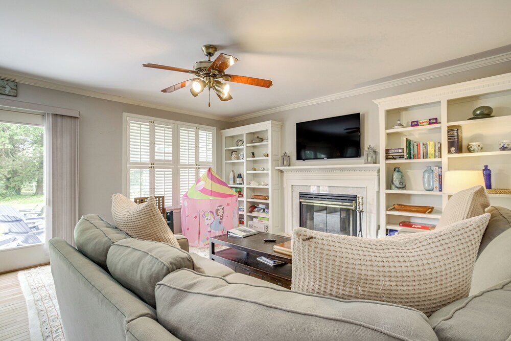 Waterfront Home w/ Hot Tub in Bozman Village!
