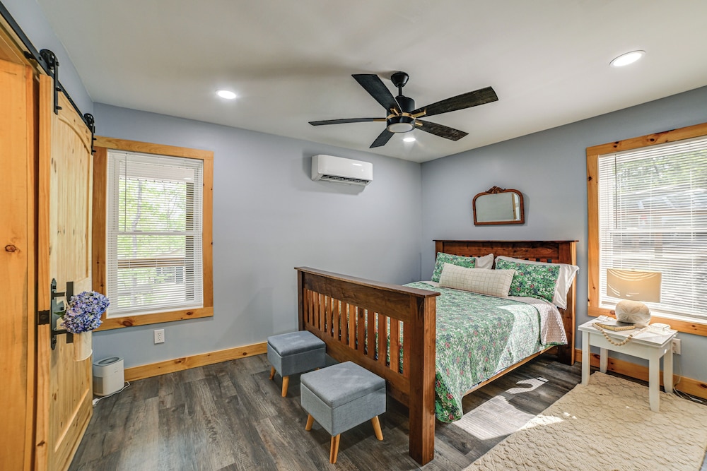Game Room & Screened Porch: Kentucky Lake Retreat!