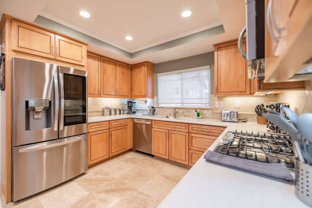 Marbella Lane - Charming 4BR Bungalo for Relaxing Retreat