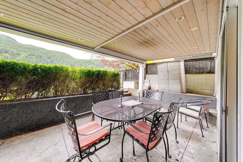 Waterfront Home on Lake Samish w/ Hot Tub & Dock!