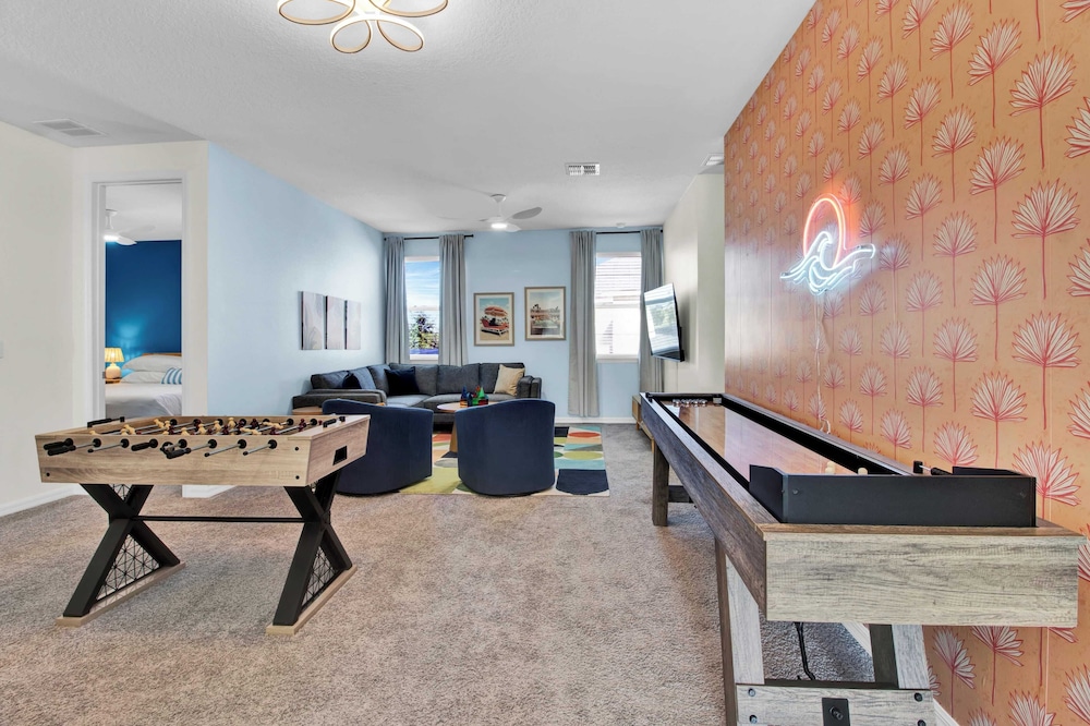 Sleeps 20! 9bdr, Star Wars-themed Game Room, Pool, Hot Tub Nassau by Avantstay