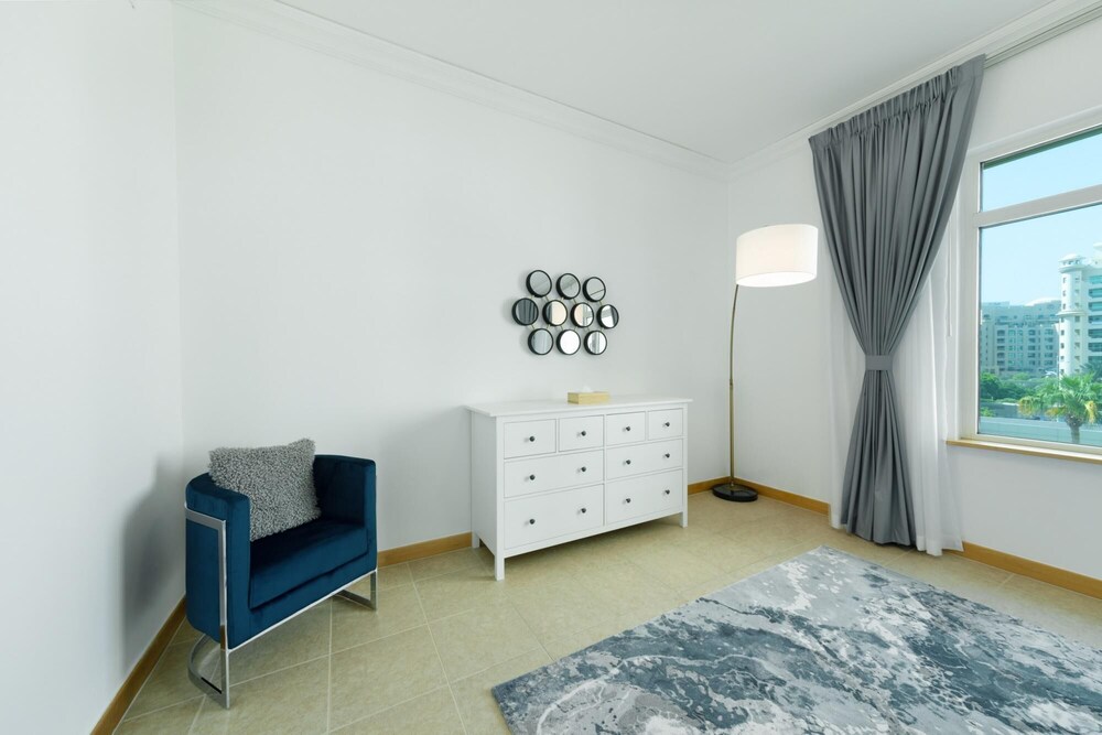 Stylish Apt With Large Patio Close to the Beach