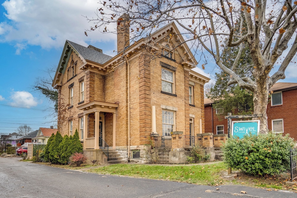 Walk to Garden & Restaurants: Zanesville Apartment