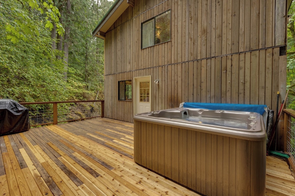 A 3 Story, 3 Bedroom Traditional Rustic Ski and Hiking Chalet