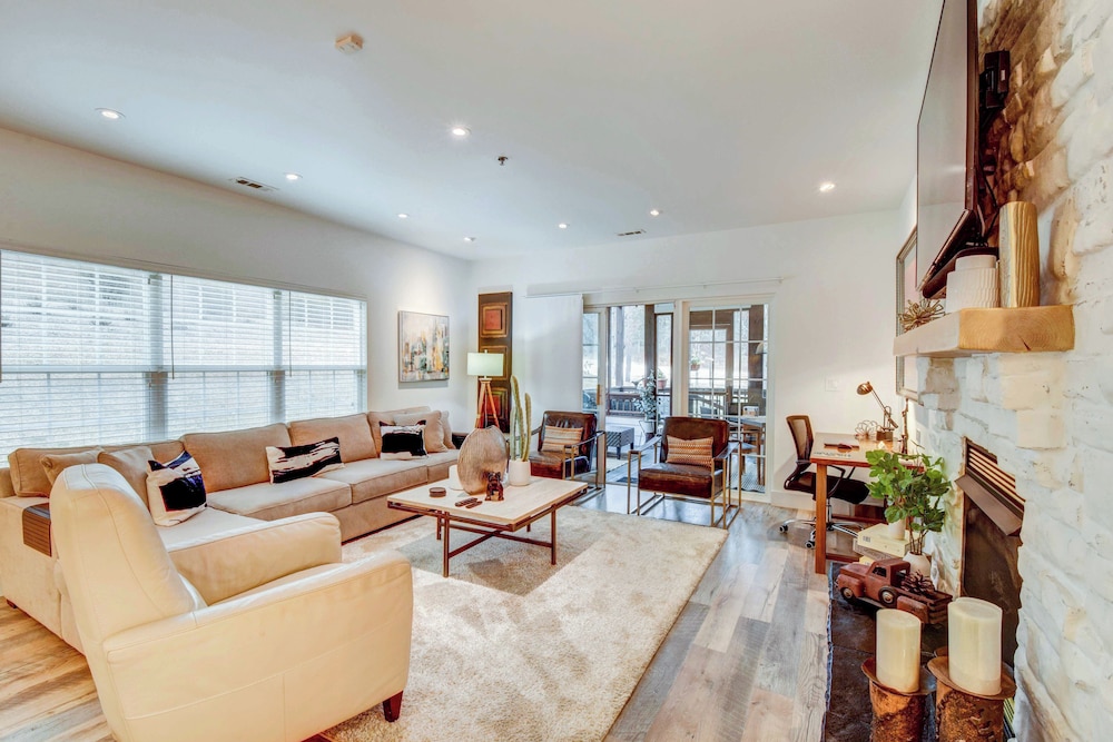 Modern Condo + Golf Course View, Near Hiking!