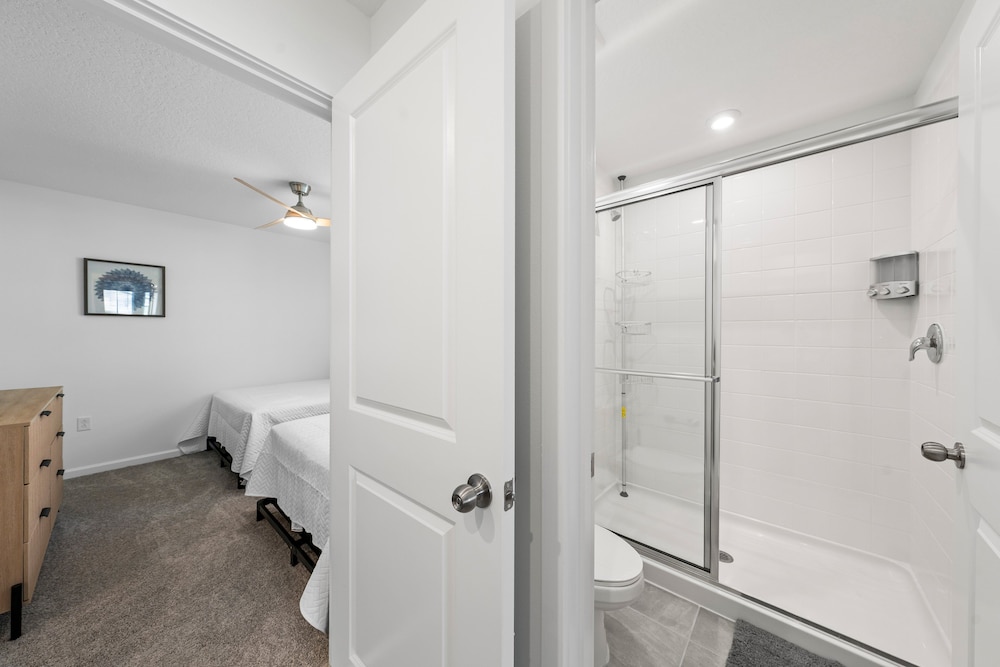 Light Welcoming Fun Resort Home Sleeps 20