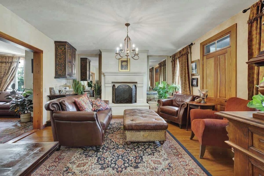Gillespie House-2 Suites-walk to Main St!