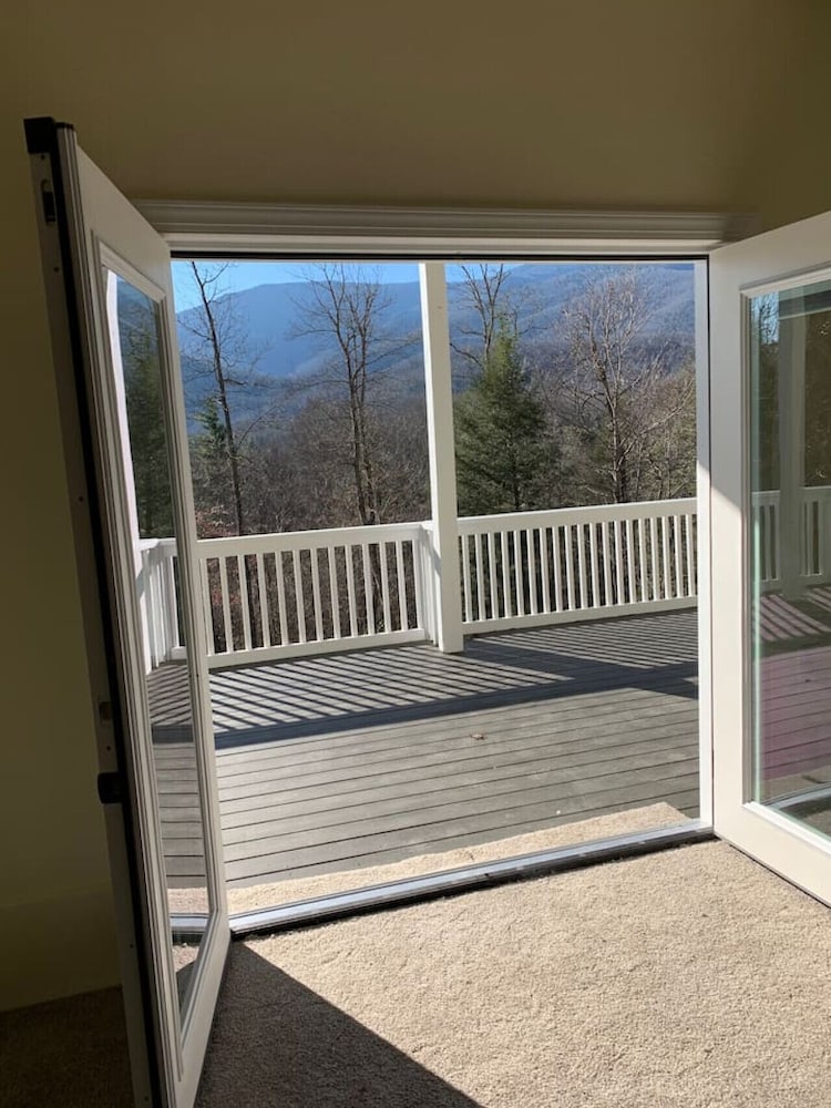 4BR Home Near Golf Course Mount Mitchell View