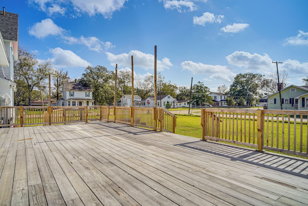 2 Mi to Gator Chateau: Vibrant Home w/ Balcony