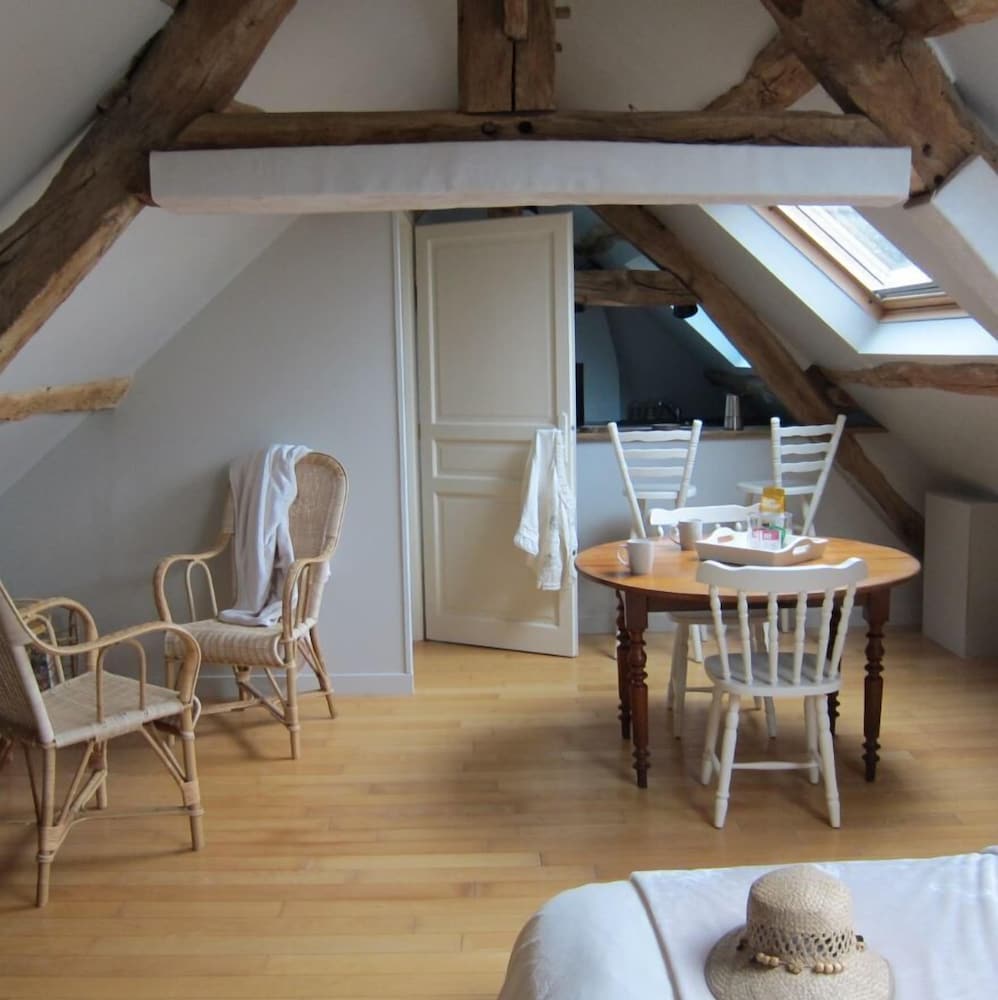 Le Petit Rabot en Putanges-le-Lac — hotel room