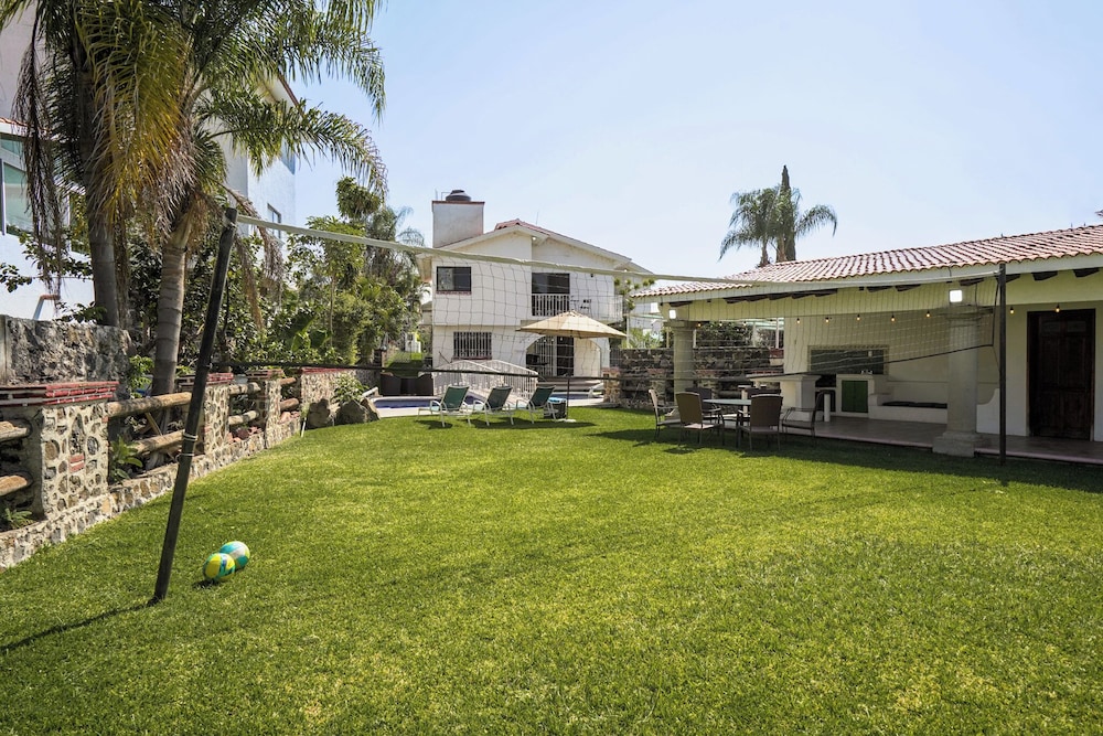 Spacious House with Pool