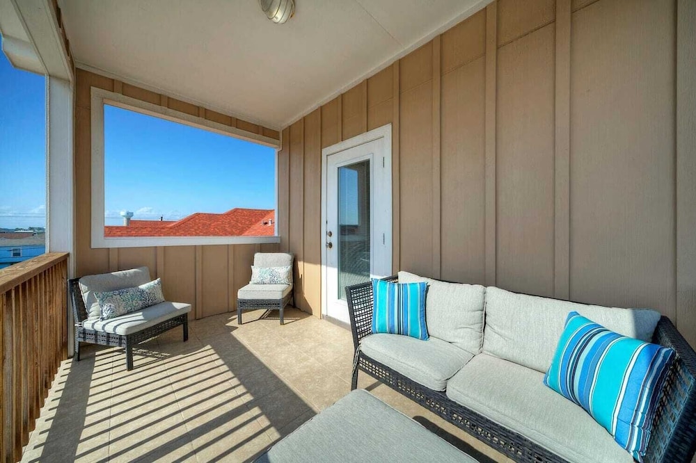 Sleeps 23, 2 Beachside Homes Resort Pool, Walk to the Beach, Balcony + Yard