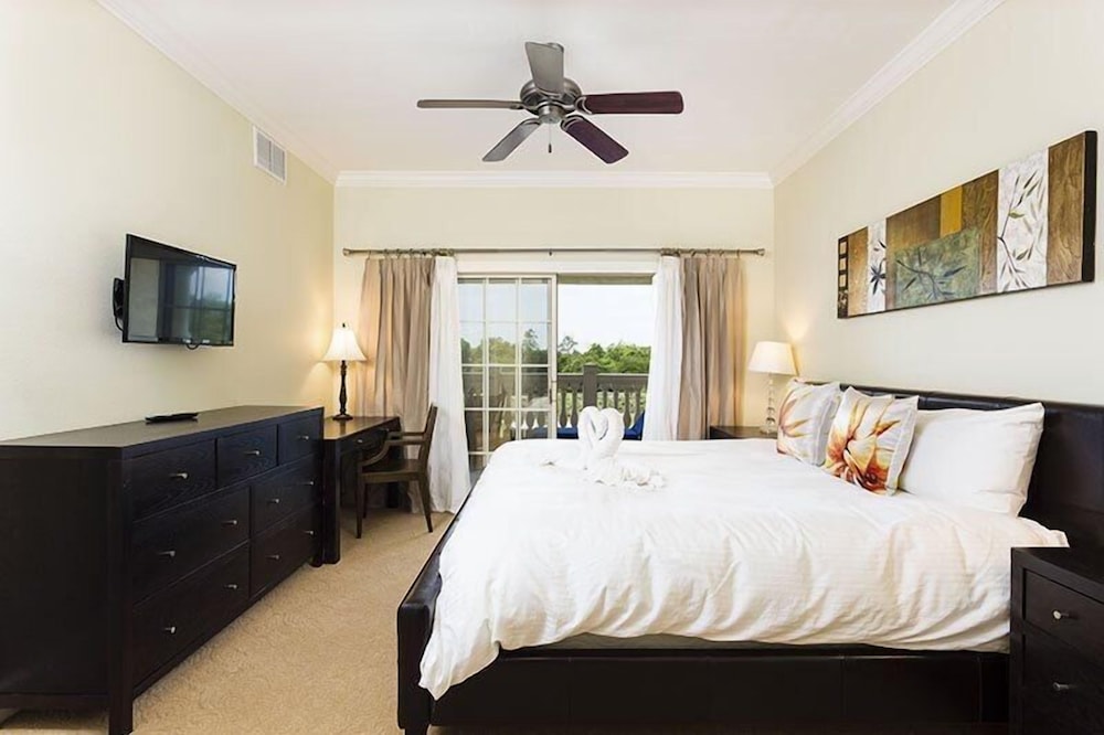 Condo Centre Court Living 3 Bedroom Reunion