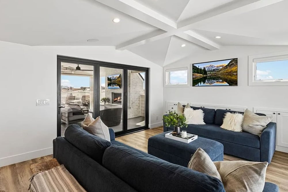 3BR Newport Luxury Rooftop Deck Hottub Parking