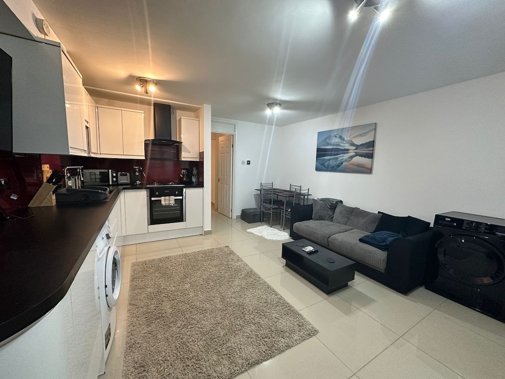Charming 1-bed Apartment in Chigwell view 5