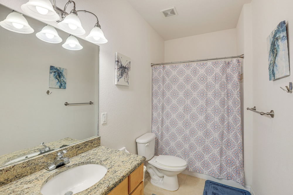 1 Mi to UF: Modern Townhome w/ Balcony