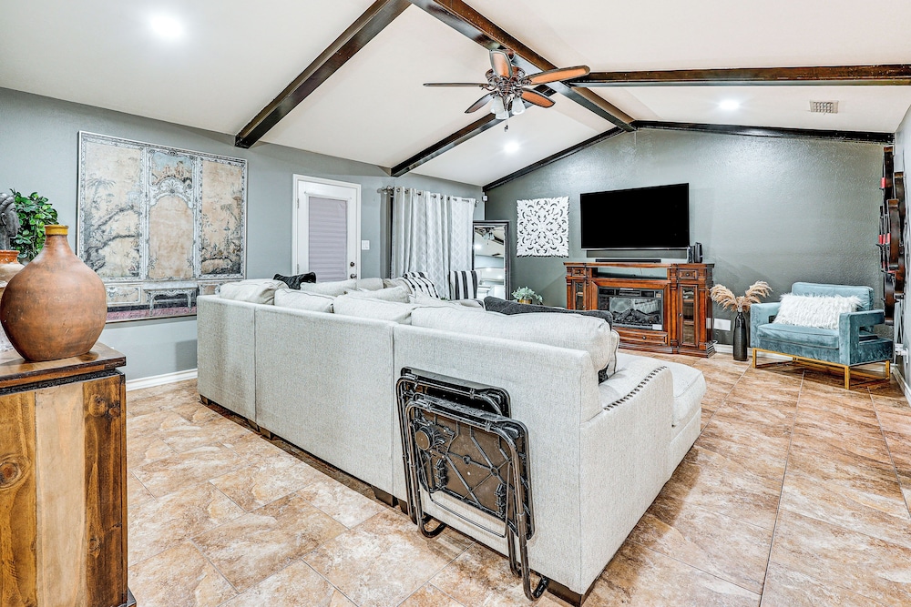 3 Mi to Downtown Mcallen: Quiet Home w/ Pool
