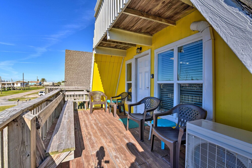 2 Blocks to Surfside Beach: A-frame Home w/ Deck view 5
