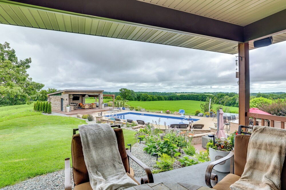 Outdoor Oasis: Luxe Flat in Mt Horeb!
