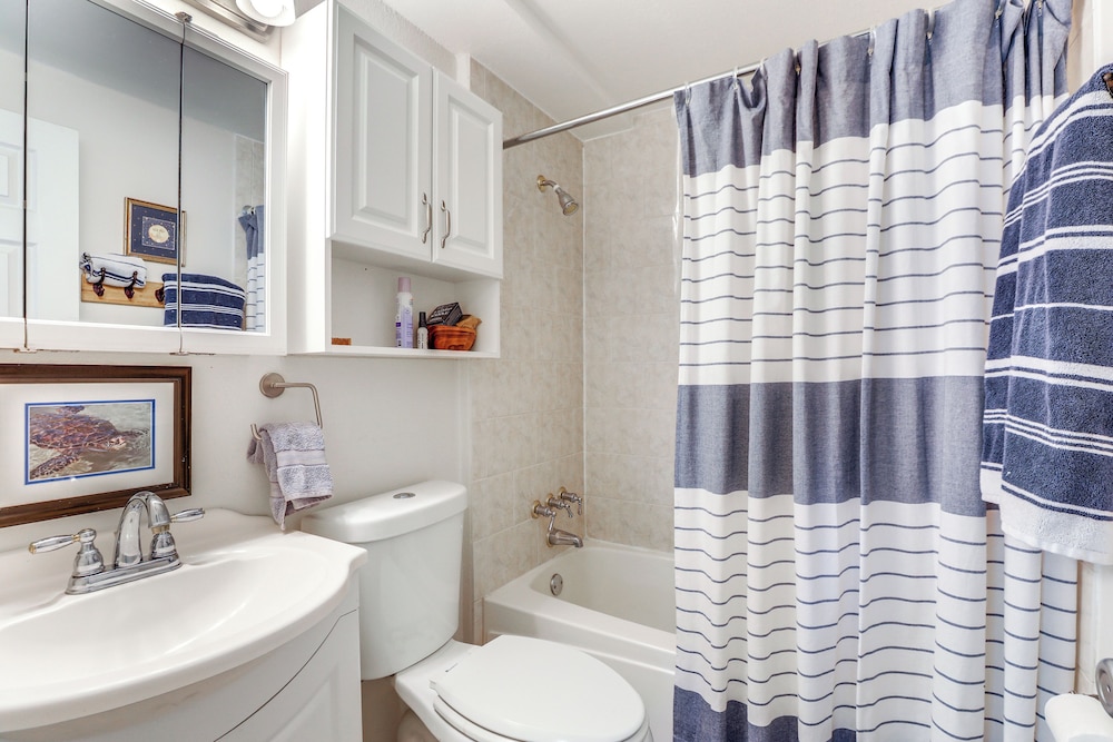 Englewood Bungalow 1 Mi to Beach: Pets Welcome!
