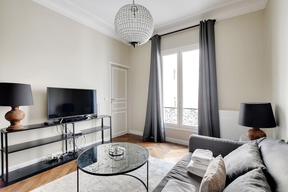Charming Apartment - 1br/4p - Place Victor Hugo