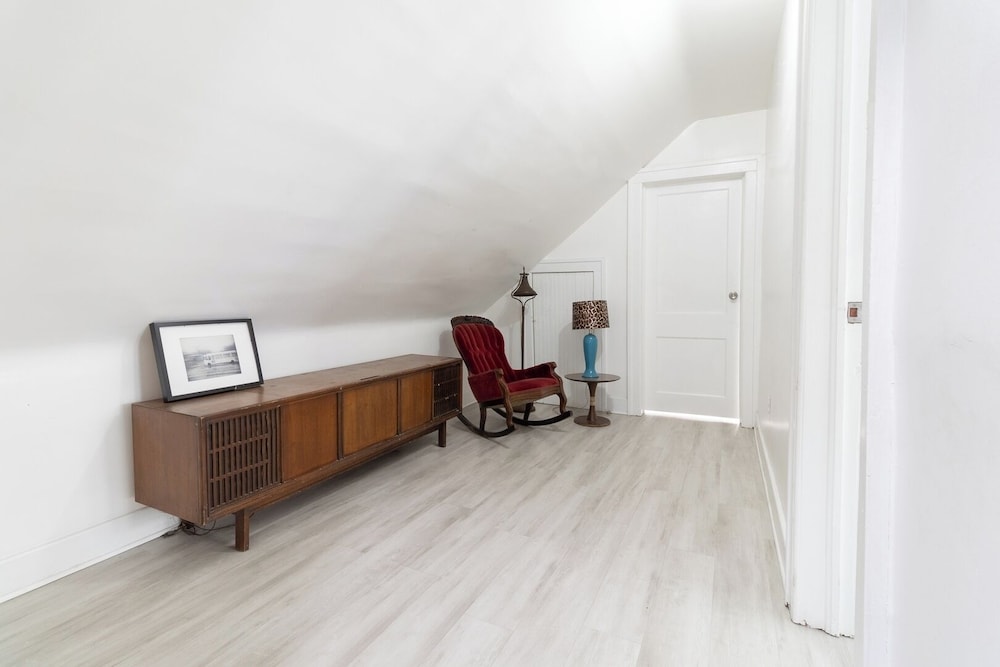Spacious 4BR Family Home in Detroit Wifi & Parking