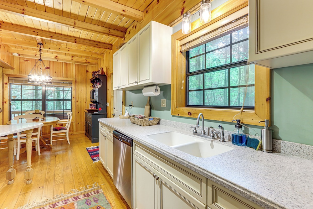 Cozy Cohutta Cabin: Creekside Cabin in Ellijay!