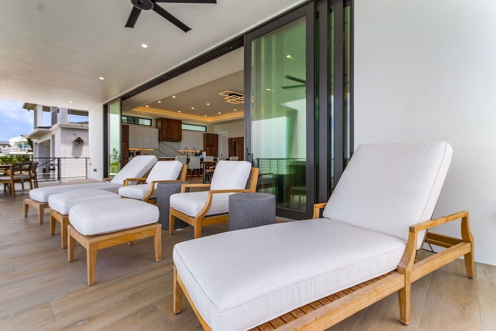793 Shoreline Estate: 6bd/6br, Luxurious Pool Home On The Water! 6 Bedroom Home