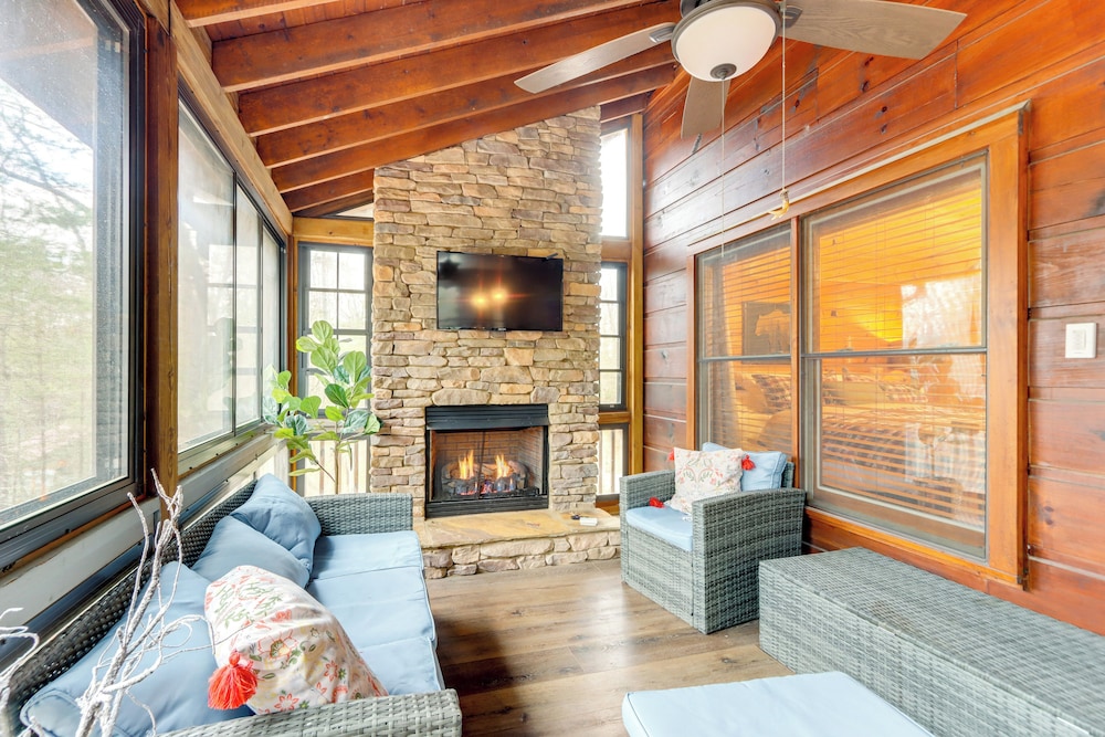 9 Mi to Dtwn Blue Ridge: Cabin w/ Deck & Grill!