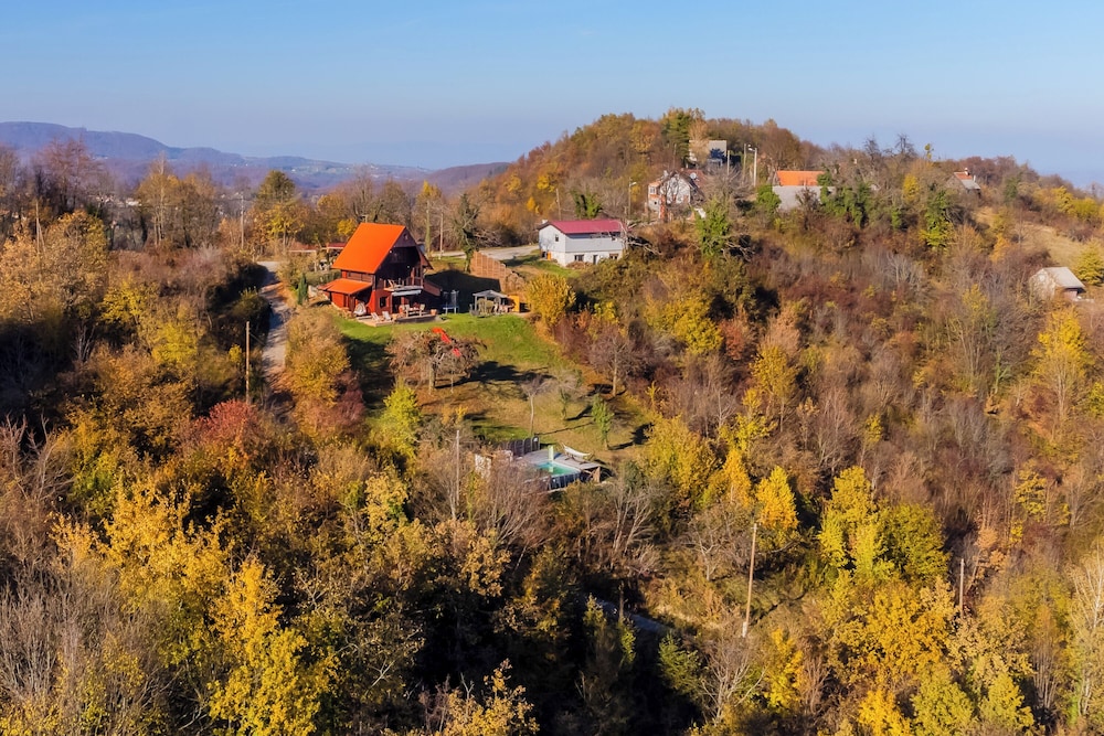Hilltop Panorama Chalet