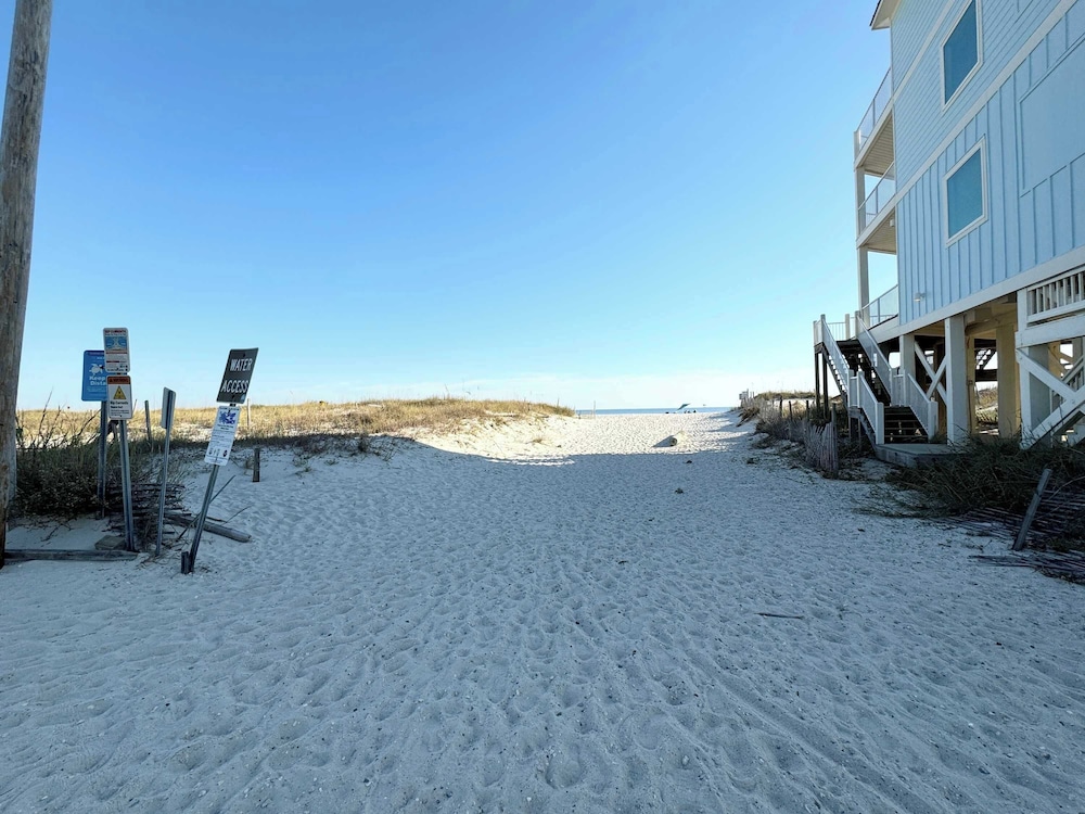 Short Walk to Beach Hot Tub Cold Plunge Pool