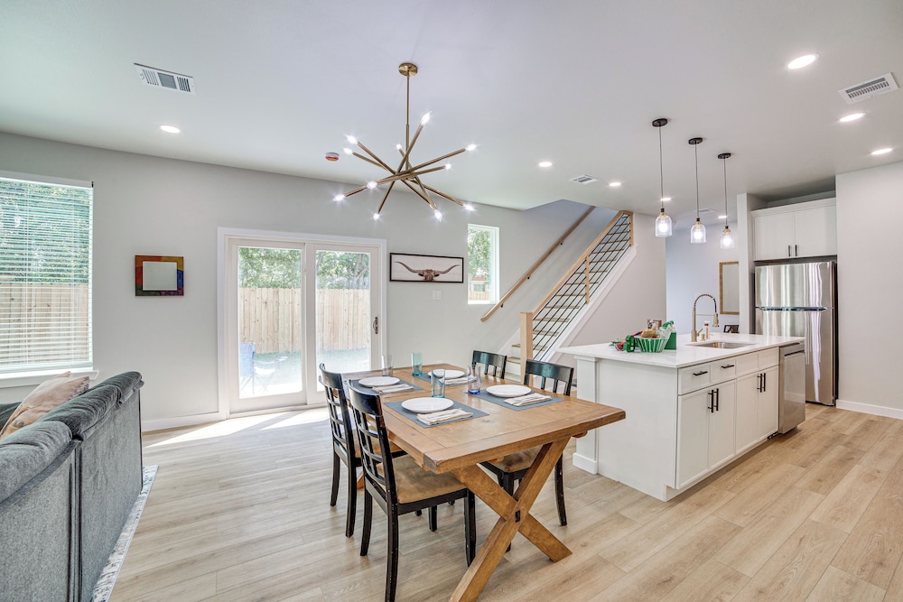 3 Mi to Dtwn Dallas: Pet-friendly Retreat w/ Yard