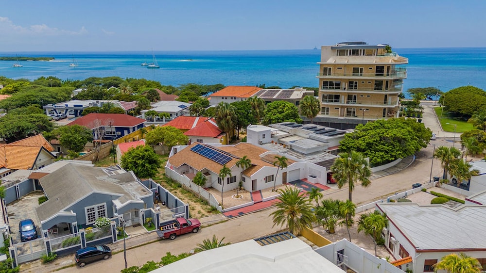 3BR 3BA Pool Downtown Short Walk to Beach