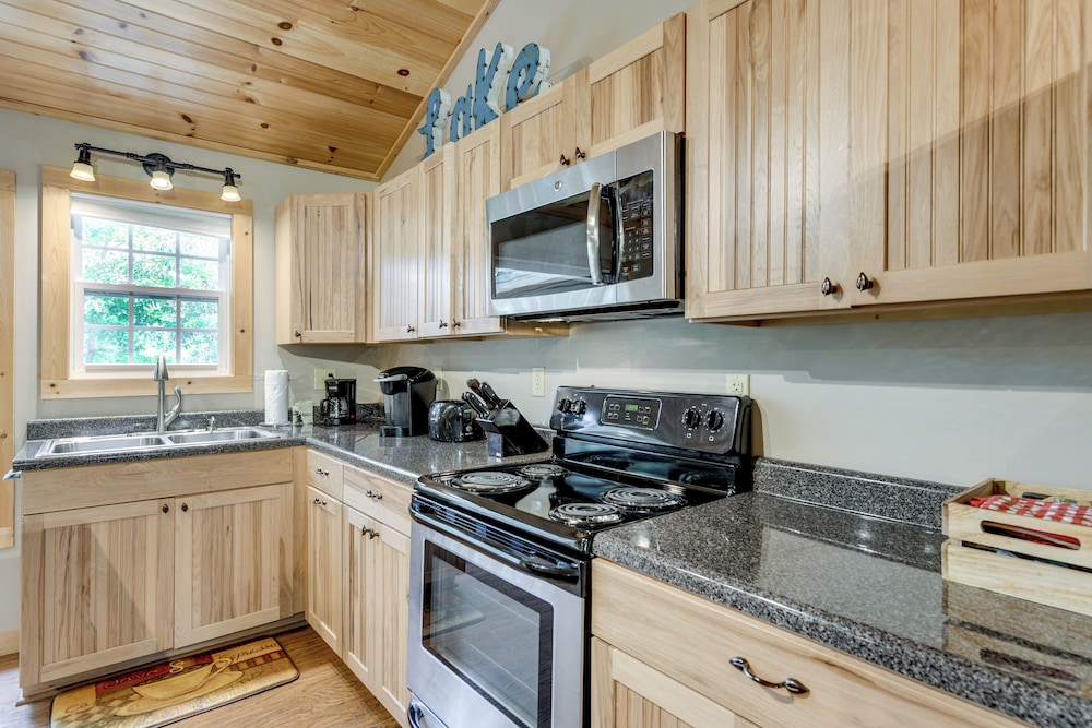 Boat Dock: Family-friendly Douglas Lake Home!
