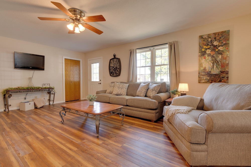 9 Mi to Effingham: Pet-friendly Rural Escape