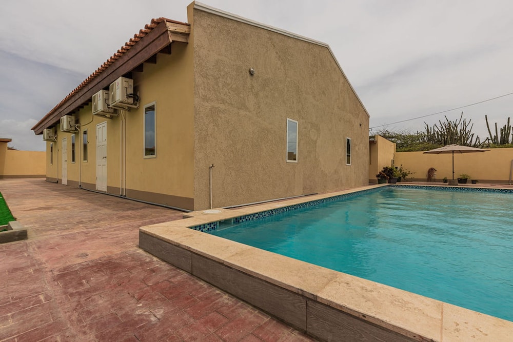 King Size Bed Studio w Pool Close to Beaches