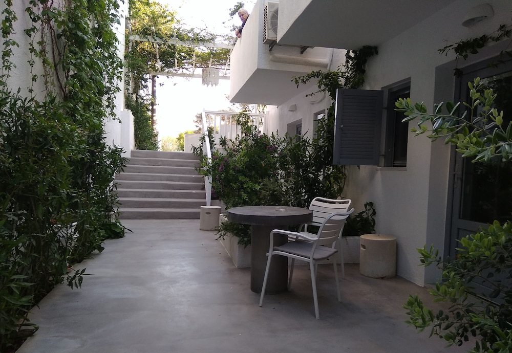 Milos Bay Suites