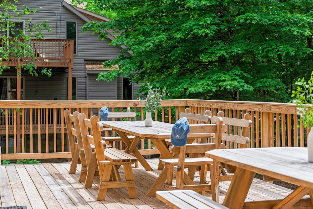 Bluejay Getaway by Avantstay Walk to Lake 7bdr Hot Tub Pool Table