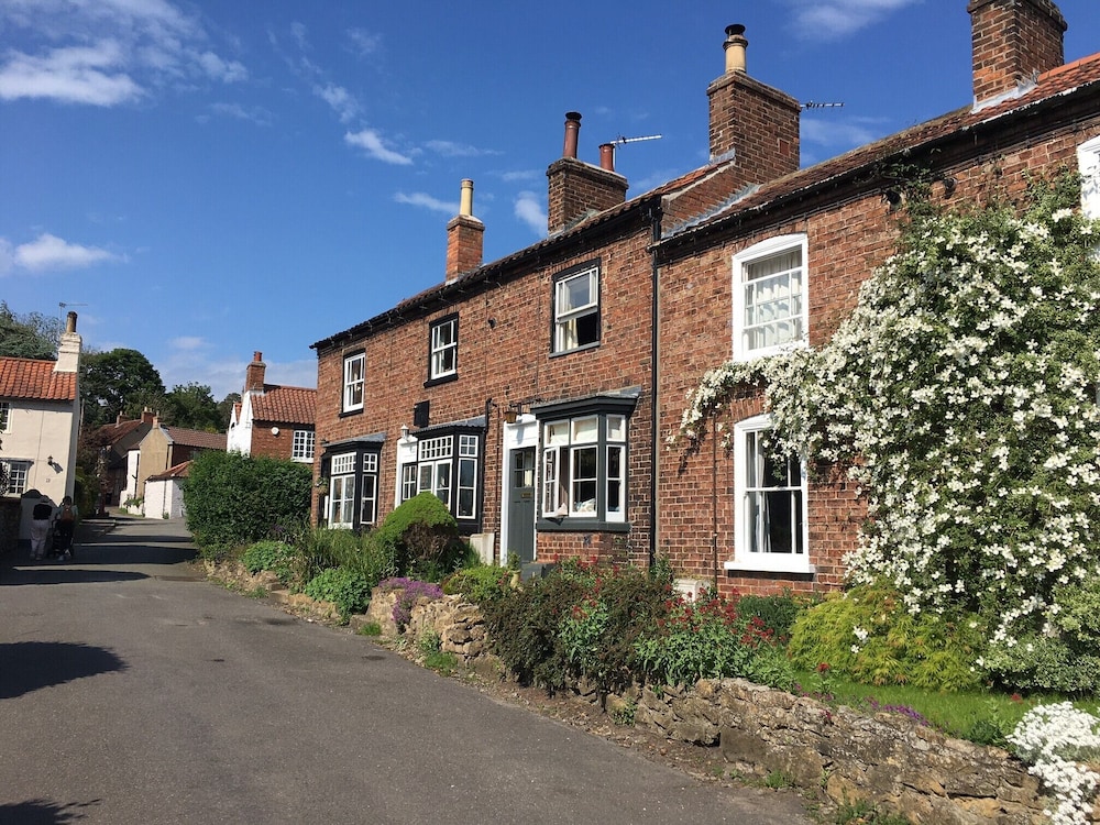 Cosy Lincs Wolds Cottage in Picturesque Tealby view 3