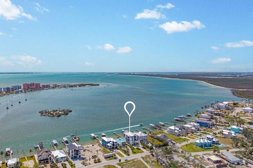 793 Shoreline Estate: 6bd/6br, Luxurious Pool Home On The Water! 6 Bedroom Home