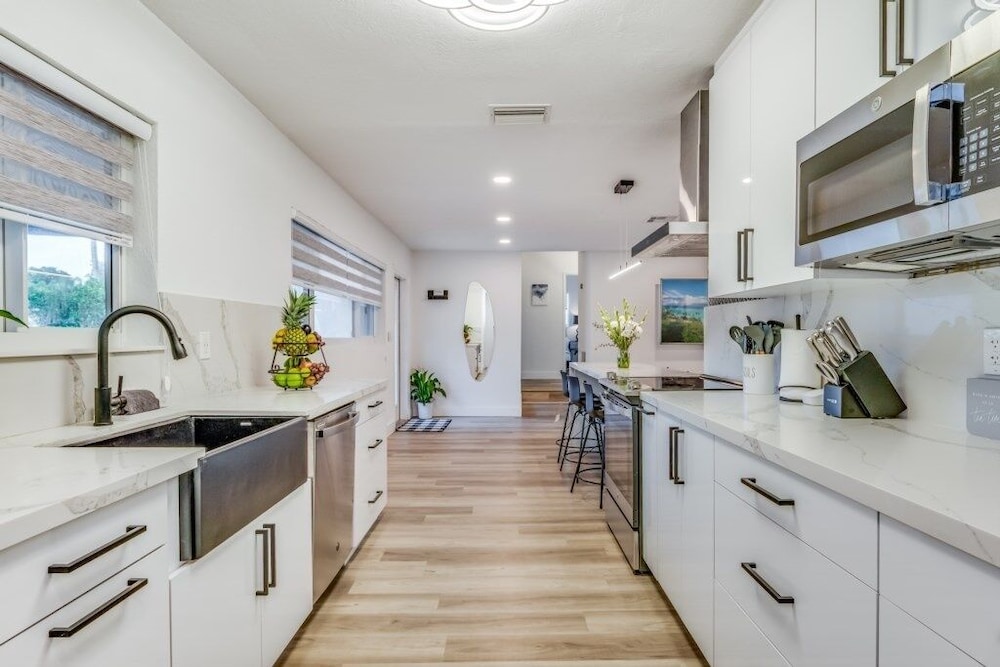 Friendly Fox Luxury Pool & Spa - Near Dt & Beach 4 Bedroom Home