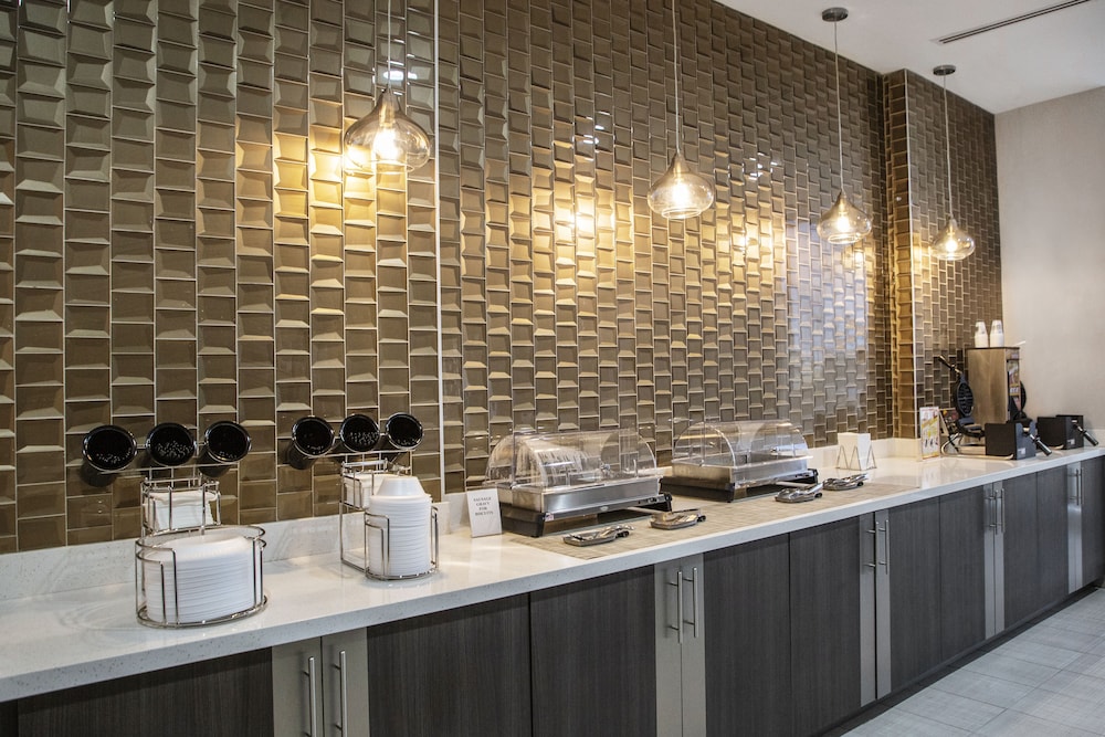 La Quinta Inn  Suites by Wyndham DFW West-Glade Parks - Property Image 8